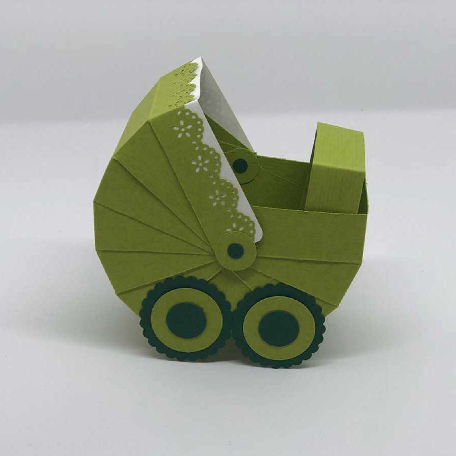 Kinderwagen-Box aus olivgrünem Papier mit gemustertem Verdeck und Rädern