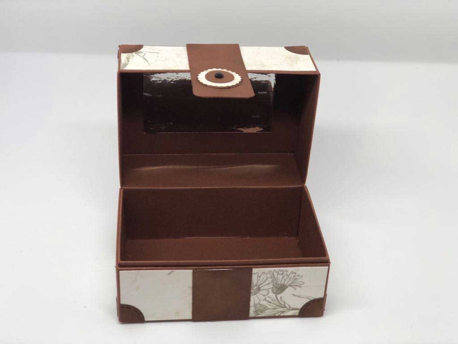 Geöffnetes braunes Köfferchen mit Spiegel im Deckel