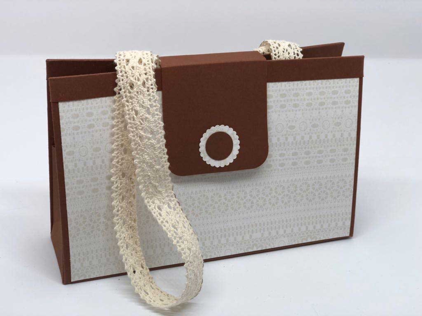 Handtaschen-Box in Braun und Creme mit Schulterband und Schnalle
