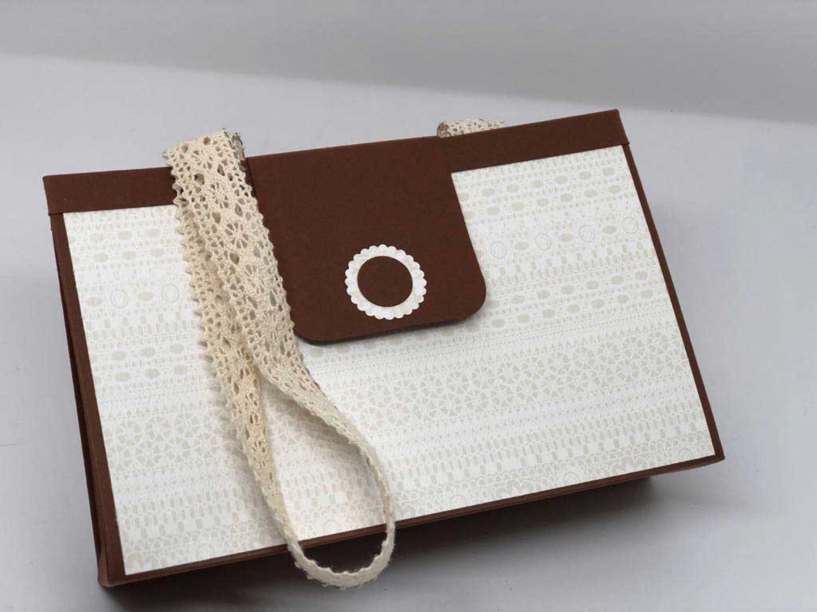 Geschlossene Handtaschen-Box mit Perlenband und rundem Verschluss