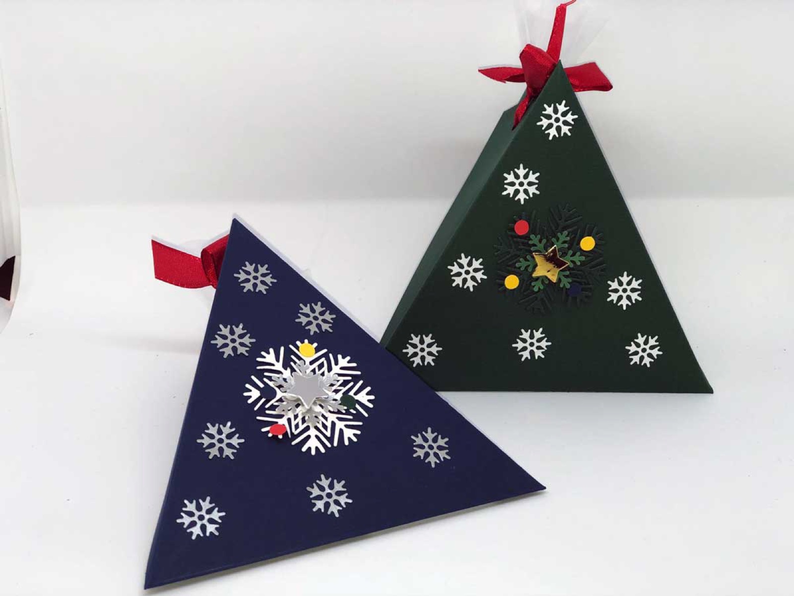 Zwei weihnachtliche Dreiecksboxen in Blau und Dunkelgrün