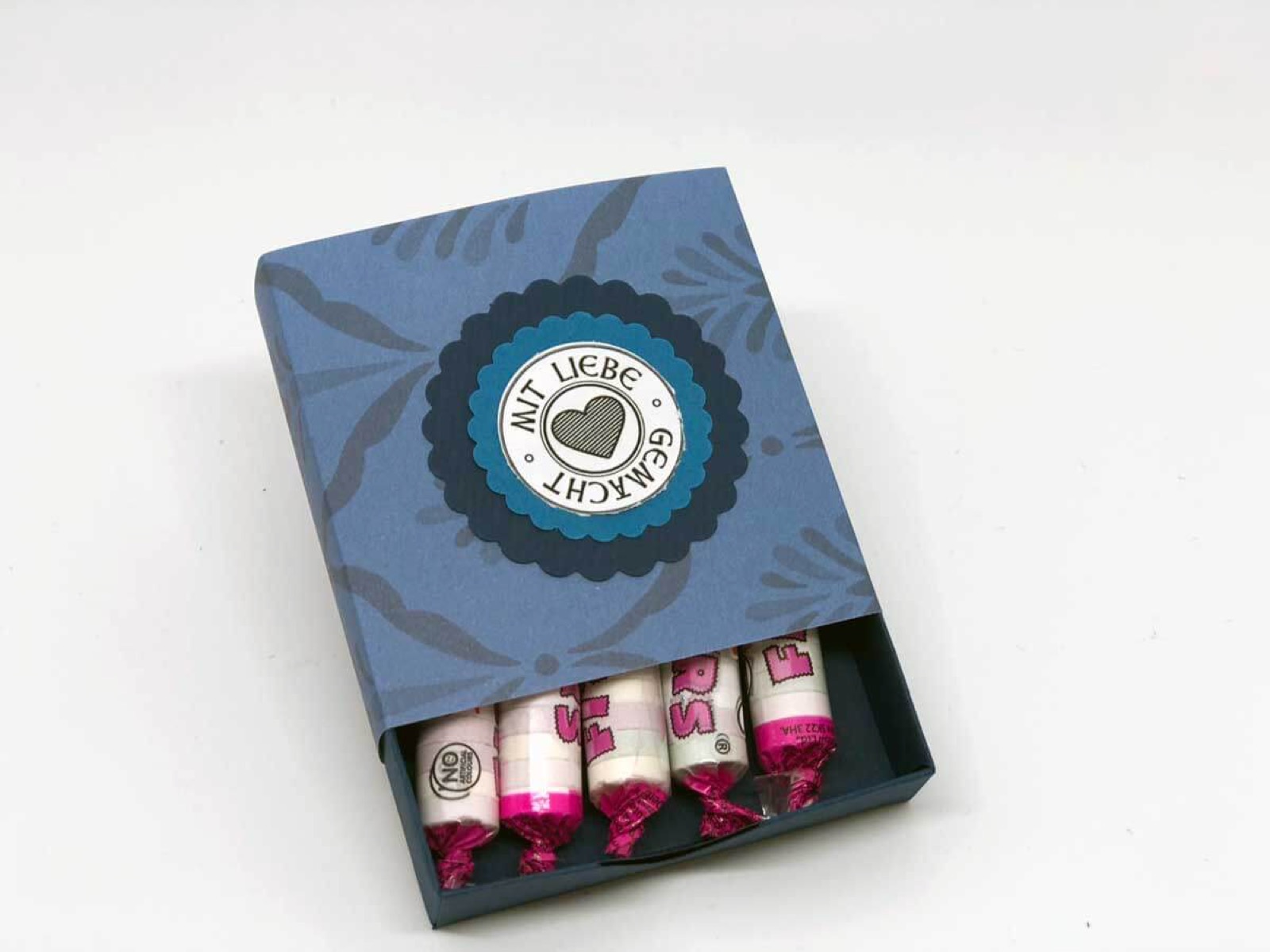 Geöffnete blaue Schachtel mit bunten Fizzers darin