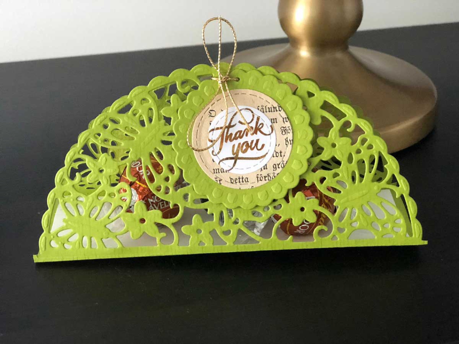 Hellgrüner Papierfächer mit Thank-You-Anhänger