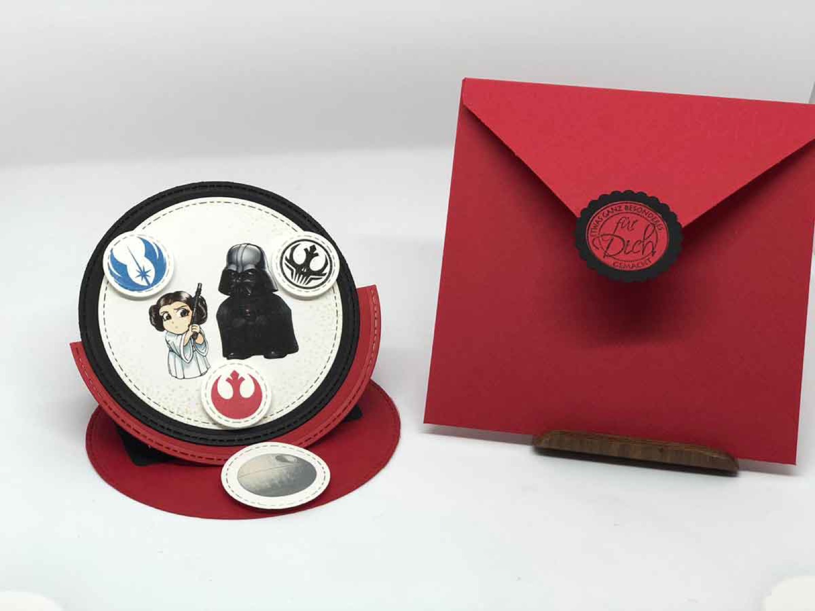 Star-Wars-Karte mit Darth-Vader-Motiv neben einem roten Kuvert