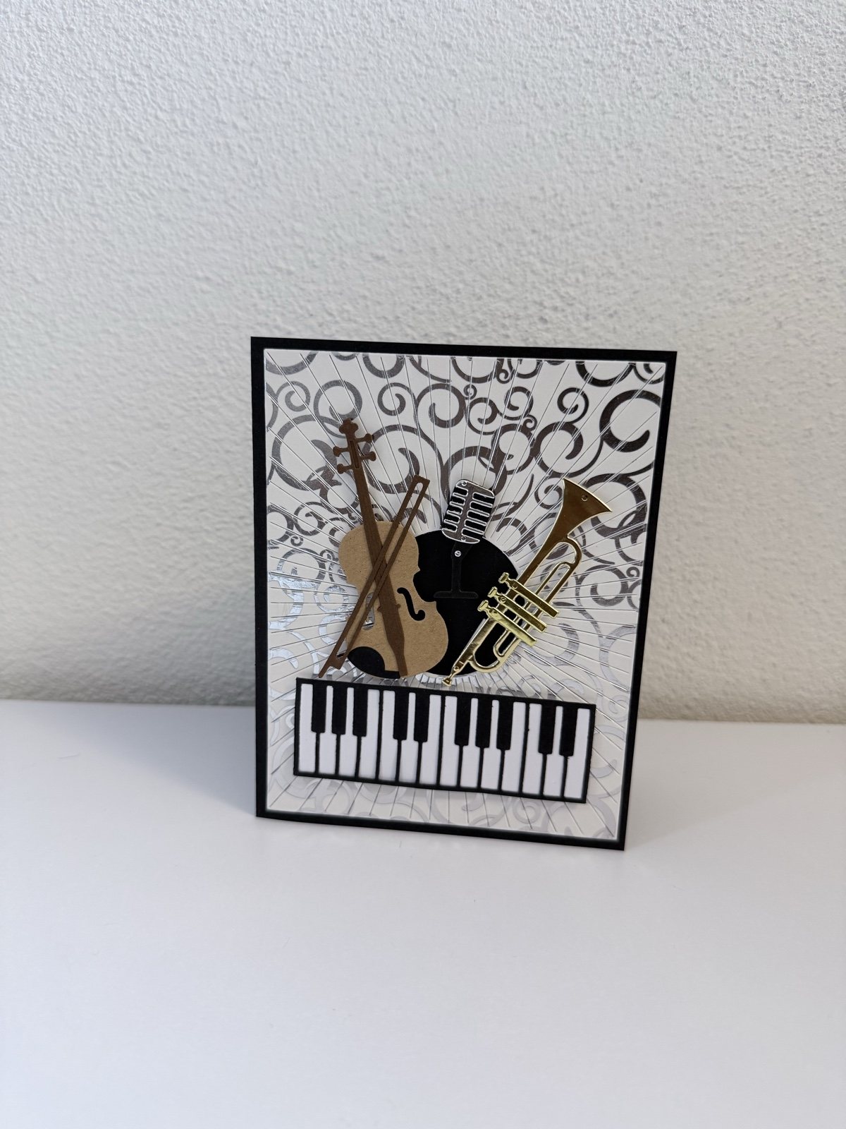 Musikkarte in Schwarz und Silber, leicht von links