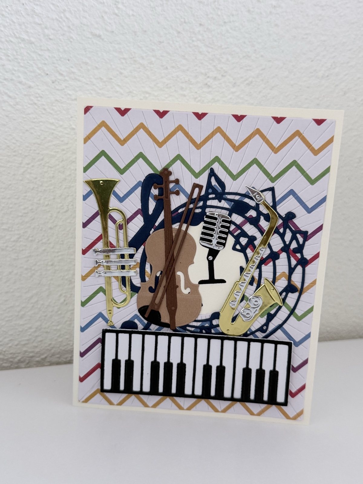 Bunte Musikkarte, schräg von rechts