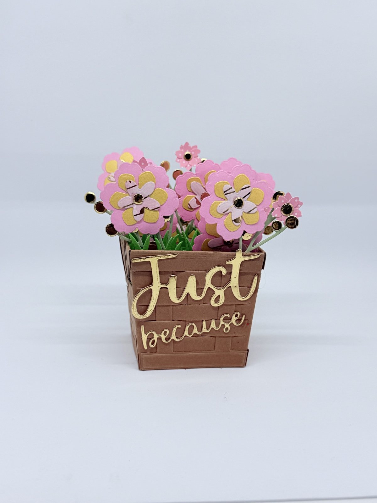 Geflochtener brauner Papiertopf mit rosa Papierblumen und goldenem Schriftzug Just because