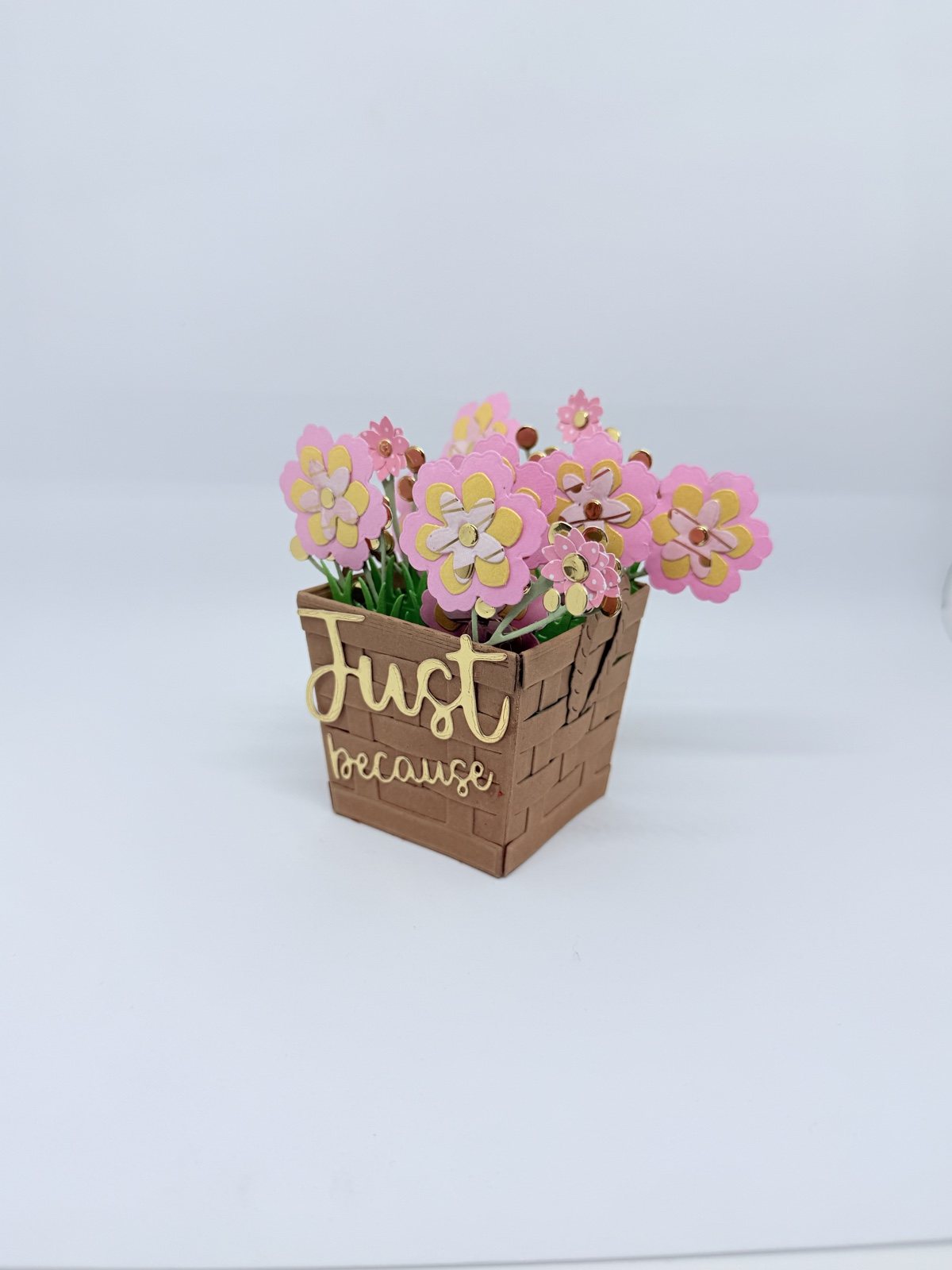 Papier-Blumentopf mit rosa Blumen, von schräg oben