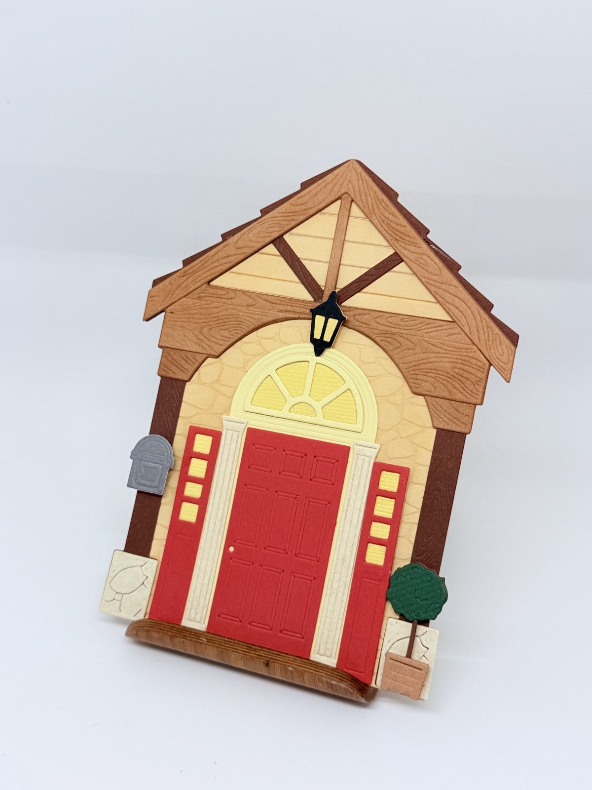 Hauseingang-Karte mit roter Tür, schräg von links