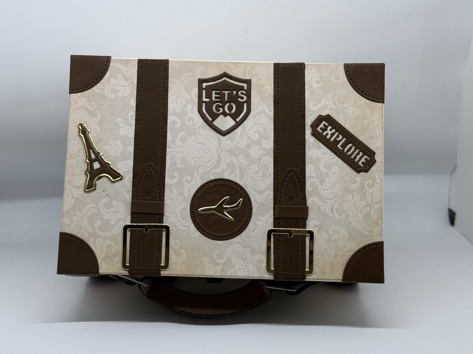 Deckel der Reisekoffer-Box mit Aufklebern Let's go und Explore